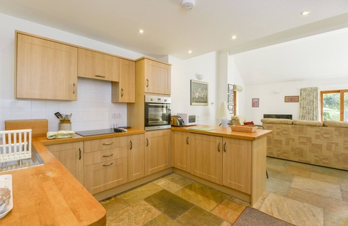 East Portlemouth Cottage | THE OLD PARLOUR, pet friendly, with a garden in Sampford Courtenay