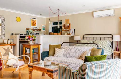 Bradford-on-Avon Apartment | The Old Pool House, Stylish Large Studio in Private Country Estate with Air Con