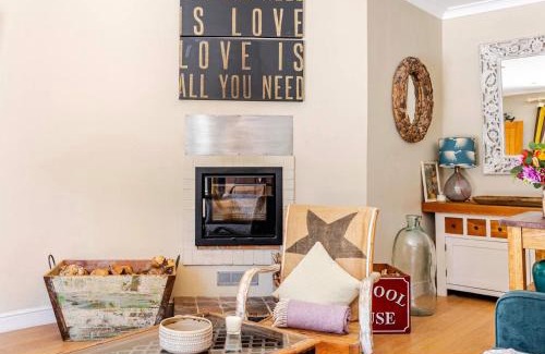 Bradford-on-Avon Apartment | The Old Pool House, Stylish Large Studio in Private Country Estate with Air Con