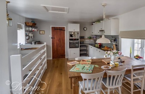 Littlebredy Cottage | THE OLD READING ROOM, pet friendly, with open fire in Langton Herring