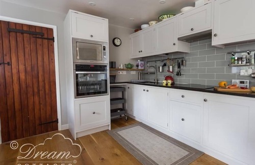 Littlebredy Cottage | THE OLD READING ROOM, pet friendly, with open fire in Langton Herring