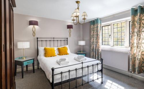 Box Apartment | The Old School Rooms Beautiful Georgian apartment, sleeps 12 with Wifi and Parking, near Bath