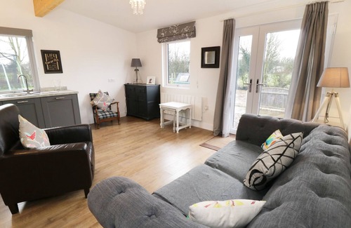 Thornton-Cleveleys Cottage | THE OLD STABLES, pet friendly, with a garden in Thornton, Lancashire