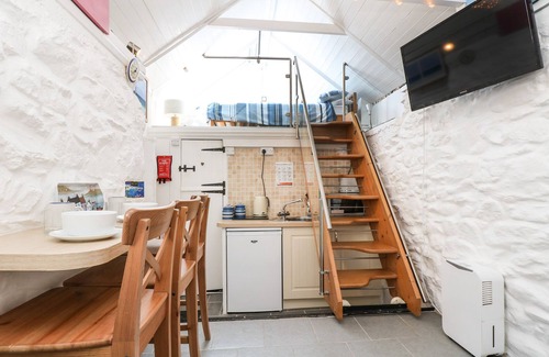 Helford Passage Cottage | THE OLD STABLE, pet friendly, character holiday cottage in Porthallow