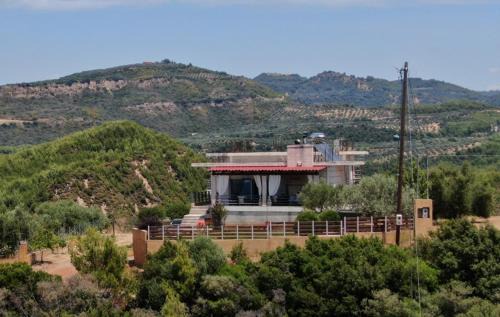 Archaia Olympia House | The Olympia Hillside Home