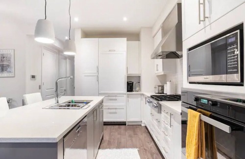 Thornhill House | The One Toronto Home - Elevator & Jacuzzi