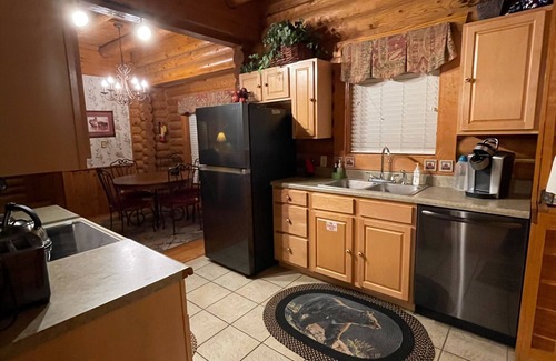 Pigeon Forge Cabin | THE ONLY THING MISSING YOU!Hot tub,air hockey,pool,no animals no smoking sleep6