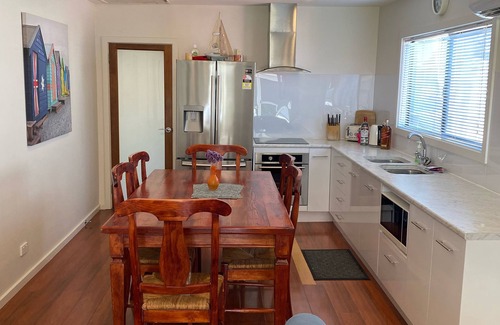 Port Broughton House | The Only white Beachfront House in pt Broughton - 3 Beds + spa PET Friendly