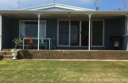 Port Broughton House | The Only white Beachfront House in pt Broughton - 3 Beds + spa PET Friendly