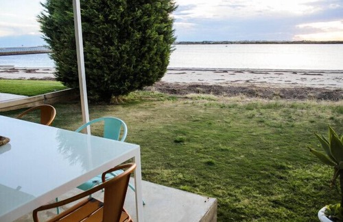 Port Broughton House | The Only white Beachfront House in pt Broughton - 3 Beds + spa PET Friendly