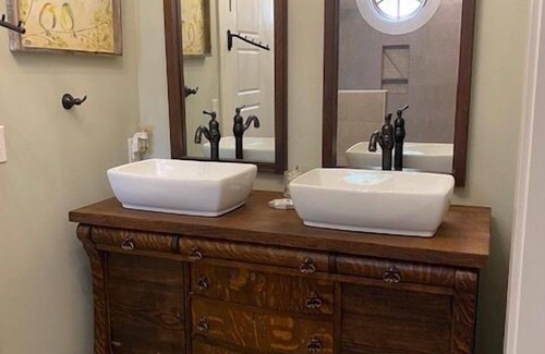 Laurel Bed & Breakfast | The Openshaw Suite, Jenny's Downtown Hideaway Bed and Breakfast-The Openshaw Suite