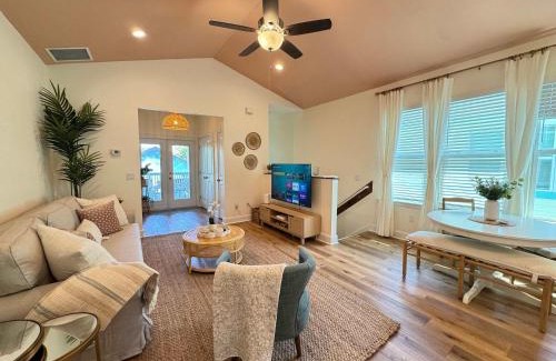 Pleasant Street House | The Orange Blossom Suite Near UF Shands D-town