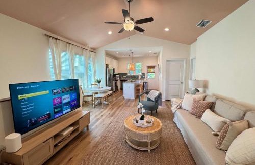 Pleasant Street House | The Orange Blossom Suite Near UF Shands D-town