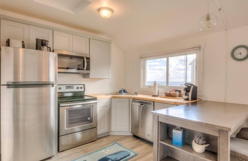 Depoe Bay Apartment | The Orca at Whale Inn – Ocean Glimpses, Full Kitchen, Pet Friendly