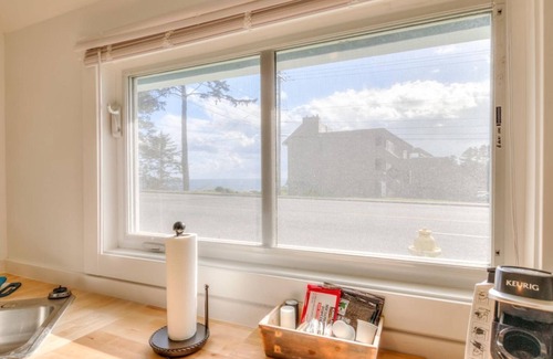 Depoe Bay Apartment | The Orca at Whale Inn – Ocean Glimpses, Full Kitchen, Pet Friendly