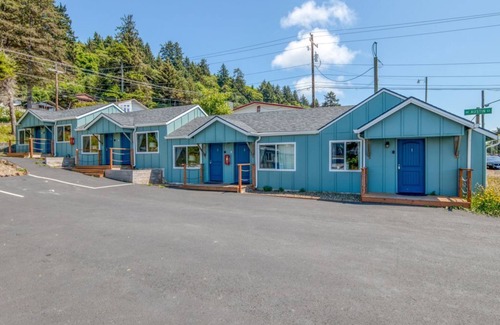 Depoe Bay Apartment | The Orca at Whale Inn – Ocean Glimpses, Full Kitchen, Pet Friendly