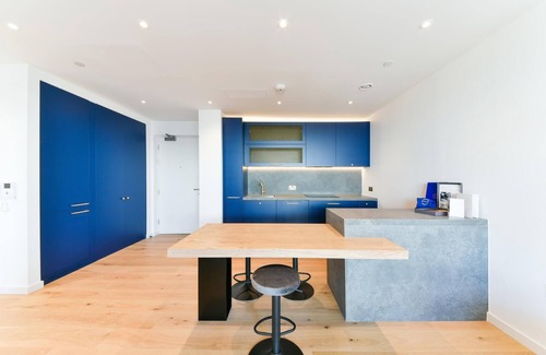 Canning Town South Apartment | The Orchard: Stylish Family Sized Apartment- Close to o2
