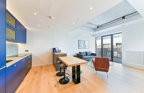 Canning Town South Apartment | The Orchard: Stylish Family Sized Apartment- Close to o2