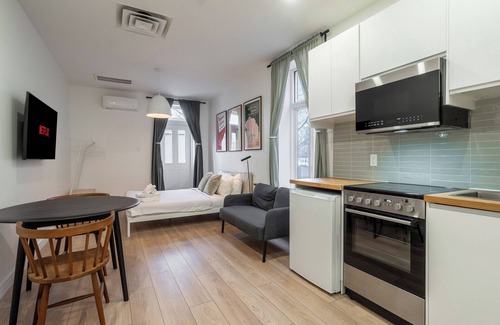 Plateau Mont Royal Apartment | The Oscar Peterson Studio | AC | TV | Near a Metro