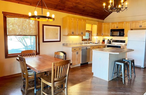 Purlear Cabin | The Overlook-Amazing mountain views from private cabin retreat!
