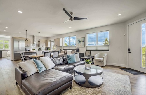 Broadmoor House | The Overlook! Luxury Rooftop Retreat by Broadmoor