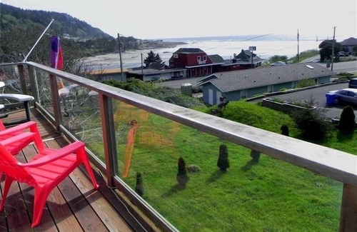 Yachats House | The Overlook-Stunning Ocean/Bay View Walk Everywhere!