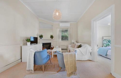 Emu Swamp House | The Overseers Cottage - Mayfield Vineyard