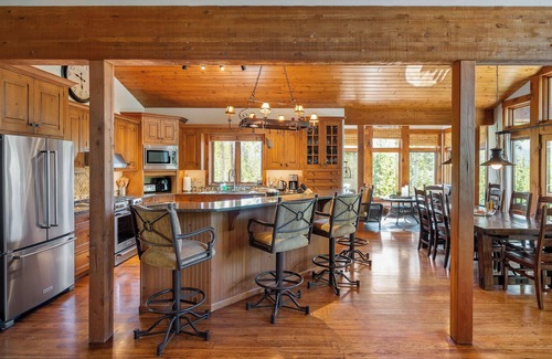 Elk Court Cabins House | The Owl's Nest | Game Room | Private Hot Tub | Luxury Mountain Lodge