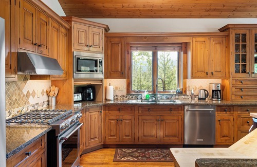 Elk Court Cabins House | The Owl's Nest | Game Room | Private Hot Tub | Luxury Mountain Lodge