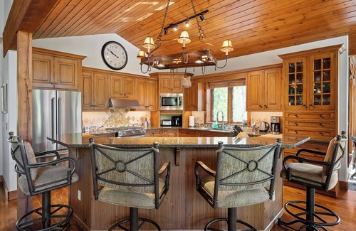 Elk Court Cabins House | The Owl's Nest | Game Room | Private Hot Tub | Luxury Mountain Lodge