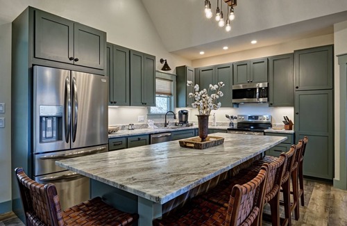 Mirror Lake House | The Owlery, Walk to Town