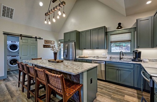 Mirror Lake House | The Owlery, Walk to Town