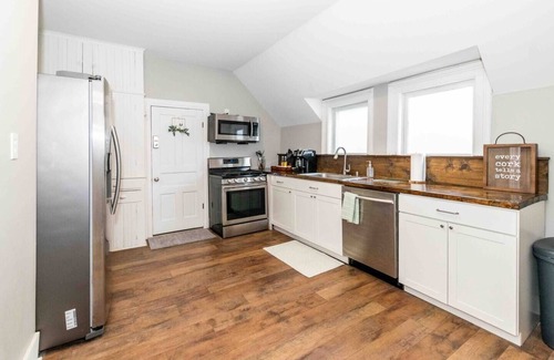 Oxford Apartment | The Oxford Guest House - 1860's Remodeled 3b/2b Suite - Downtown Oxford