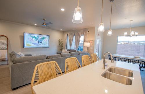 Hurricane House | The Pad Spacious Luxury Retreat Sleeps 23, Private Pool, Spa, Game Room and More