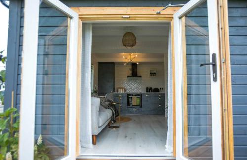 Aghadoe Ski Chalet | The Paddocks Cabin - Stylish, Cozy & Private