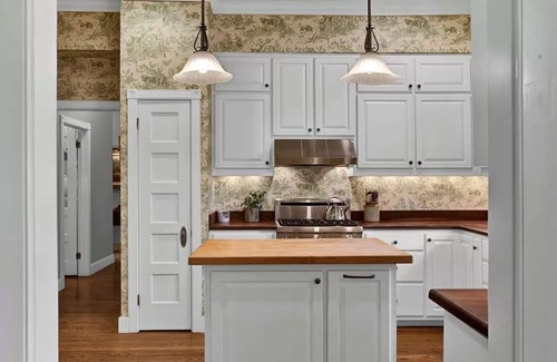 Fredericksburg House | The Painted Lady Estate -5/3.5 Slps 14 , HOT TUB, 2blks to Main, Fire Pit