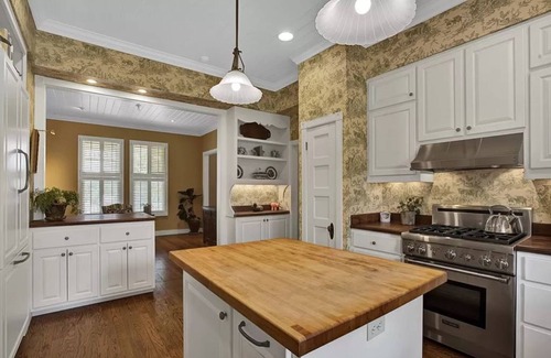 Fredericksburg House | The Painted Lady Estate -5/3.5 Slps 14 , HOT TUB, 2blks to Main, Fire Pit