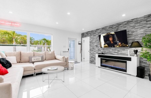 Lake Clarke Shores Villa | THE PALM BEACH VILLA