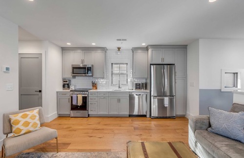 Radcliffeborough Apartment | The Palmetto House- D Close to King St!