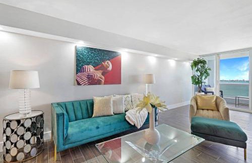 Downtown Miami Apartment | The Palms! Direct water view corner condo