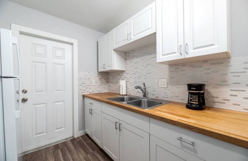 Middle River Terrace Apartment | The Palms @ Middle River Terrace #2 RENOVATED!