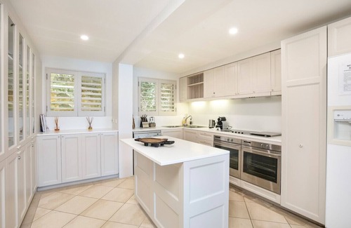 Palm Beach Apartment | The Palmy Jewel - Walk to Beach & Ferry