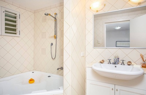 Palm Beach Apartment | The Palmy Jewel - Walk to Beach & Ferry