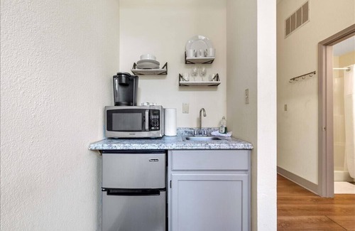 Kansas City Apartment | The Paris Suite*Westport District