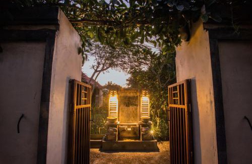 Mushroom Bay Hotel | The Parnas