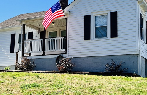 Mount Airy House | The Peaceful Place in the heart of Mayberry - 2 mins from downtown
