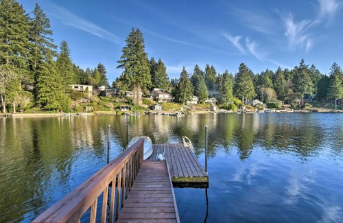 East Olympia House | The Peacock House - Waterfront Home with Hot Tub!