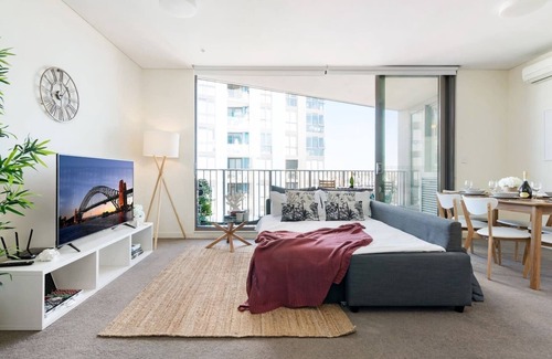 Wolli Creek Apartment | The Peak Resort style Balcony Abode in the Metro