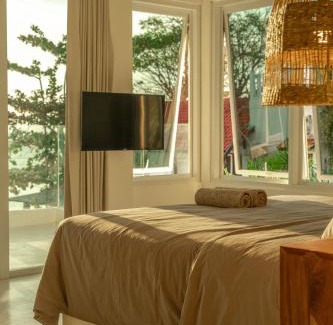 Hu'u Hotel | The Peak Surf House
