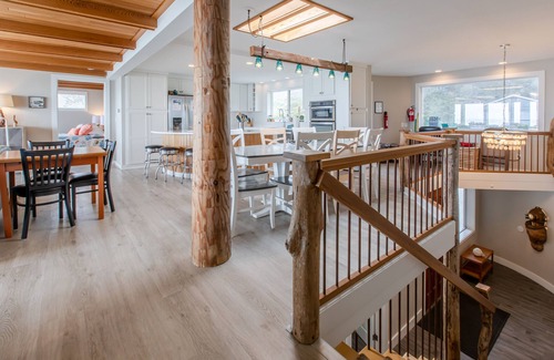 Arch Cape House | The Pelican at Arch Cape - Beachfront, Hot Tub with View, 3 En Suite Rooms